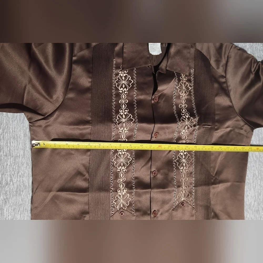 zava fine embroidered guayabera with buttons Short sleeve size L